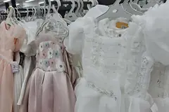 Детски рокли на закачалки на щанга